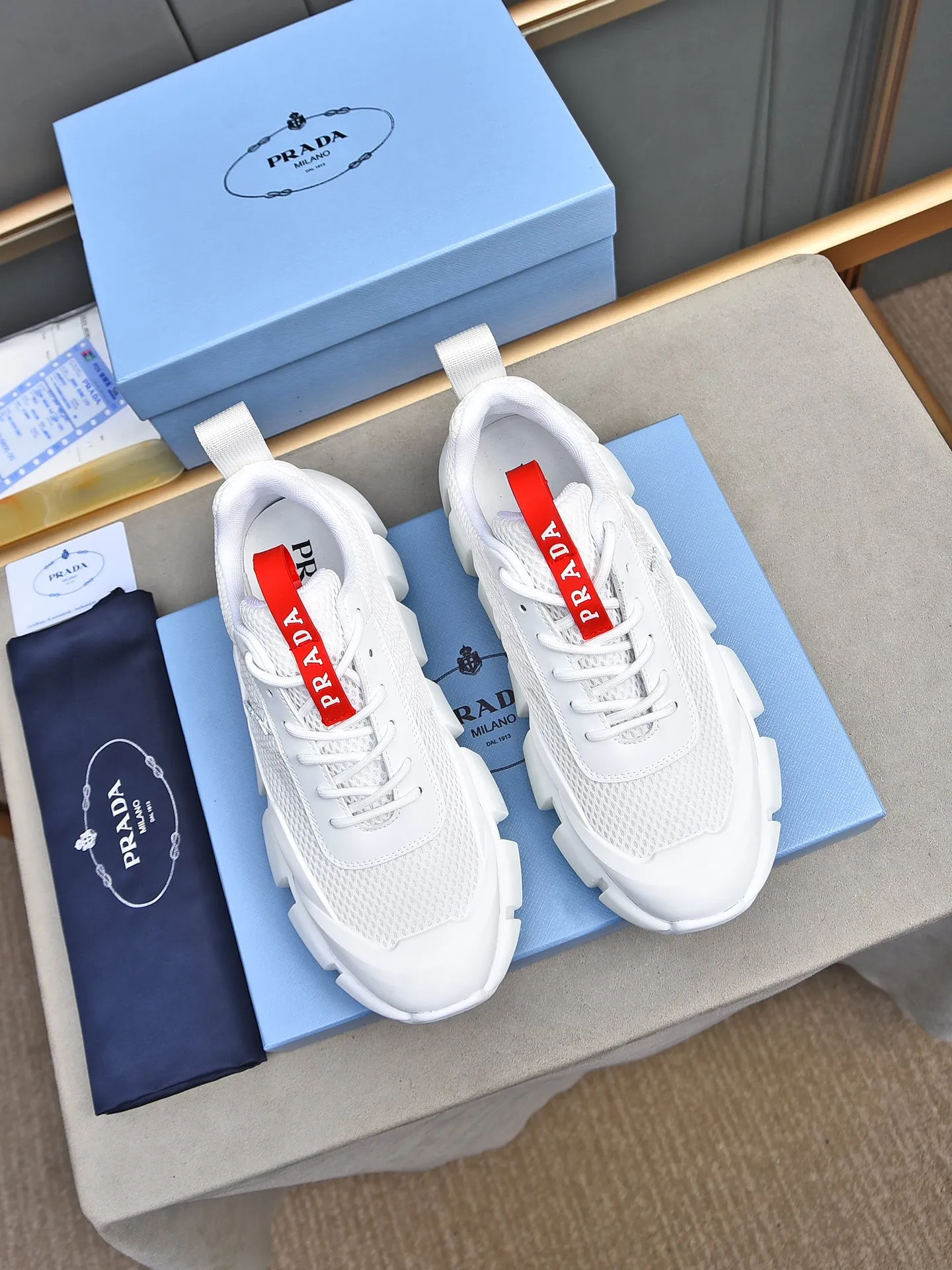 Men's shoes 💰480 PRADA/Prada men's lace-up casual sports shoes, the upper is made of cowhide leather and breathable mesh. It is soft, comfortable and breathable. The tongue is decorated with the PRADA brand letter logo. The thick rubber sole echoes the red label tongue. The style is fashionable and generous. The details are carefully crafted. A casual sports shoe with a super fashionable look on the foot. Excellent breathability!  Size: 38-44 (45 46 customized)